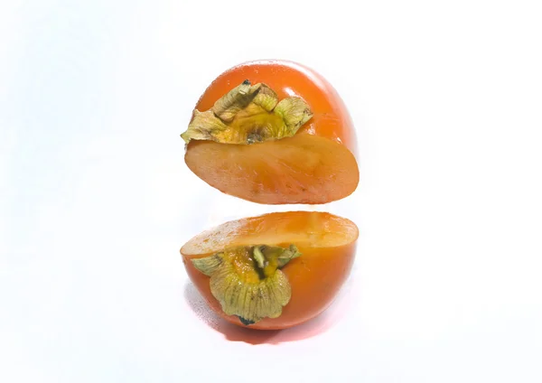 柿は分離した 2 つの部分にカットします。 — ストック写真