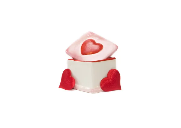 Caixa de porcelana e três heards vermelhos Valentine — Fotografia de Stock