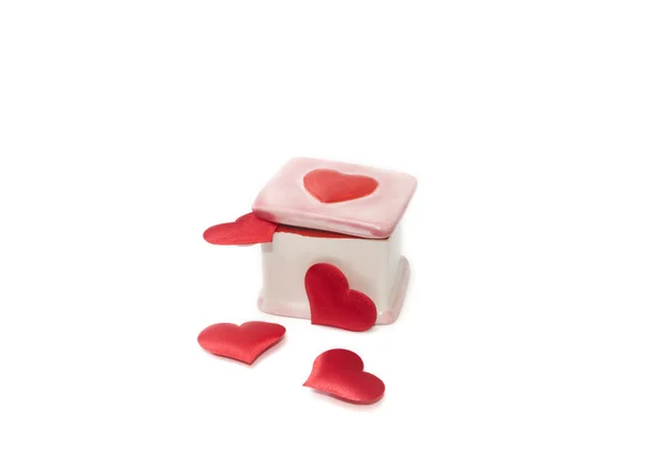 Caixa de porcelana e quatro heards vermelhos Valentine — Fotografia de Stock