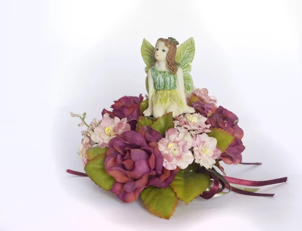 Elfo niña sentada en una corona floral — Foto de Stock