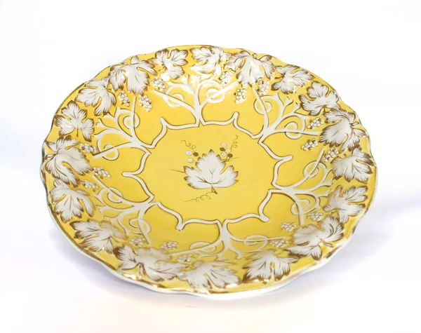Antiguo plato de porcelana de oro amarillo con patrón de uva — Foto de Stock