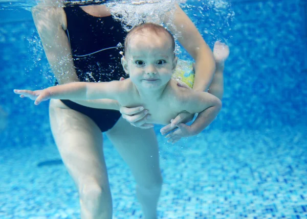 Kleine jongen leren om te zwemmen in een zwembad Stok Fotoğraf