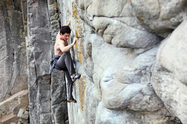 Rock climber struggling to make the next movement — Stock Photo, Image