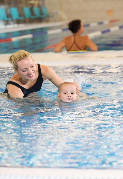 Joven madre e hijo pequeño en una piscina —  Fotos de Stock