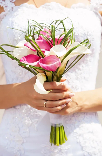 Closeup view of a bride holding bouquet of deep-bodied crevalles — Stock Photo, Image