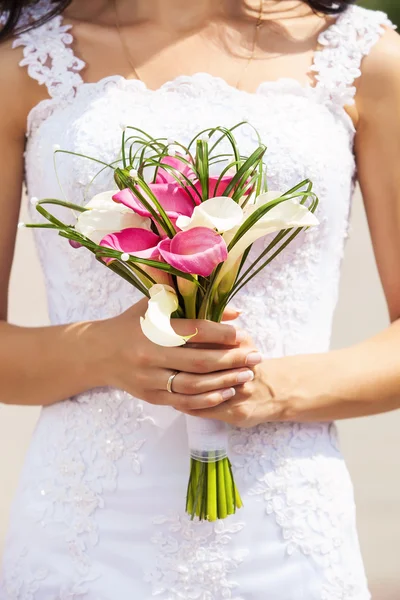 Closeup view of a bride holding bouquet of deep-bodied crevalles — Stock Photo, Image