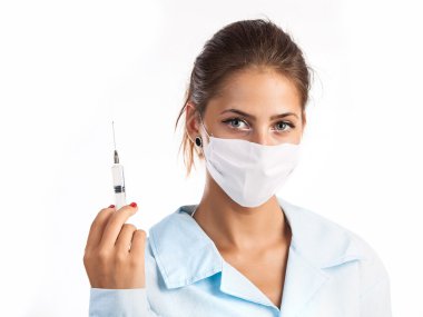enjeksiyon beyaz arka plan üzerinde tutan genç bir doktor