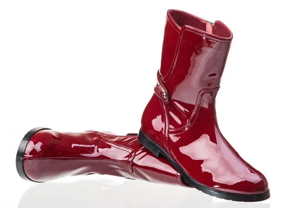 Par de botas femeninas de charol rojo sobre blanco —  Fotos de Stock