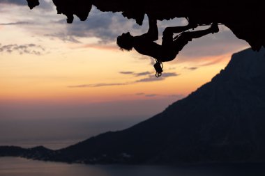 bir dağcı günbatımında silüeti. Kalimnos adası, Yunanistan.