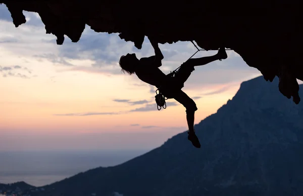 Silueta de un escalador al atardecer. Isla de Kalymnos, Grecia . — Foto de Stock