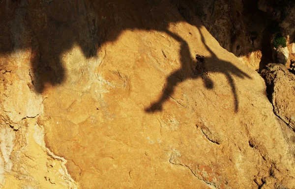 Schaduw van een vrouwelijke rock klimmer op een klif — Stockfoto