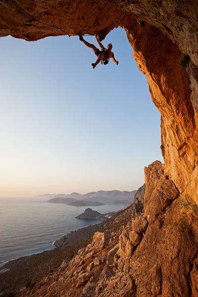 Escalador de rocas al atardecer, Isla de Kalymnos, Grecia Imágenes de stock libres de derechos