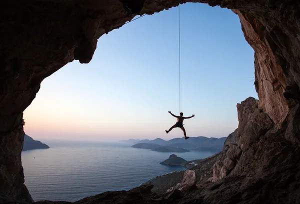 Rock klimmer bij zonsondergang, eiland kalymnos, Griekenland — Stockfoto