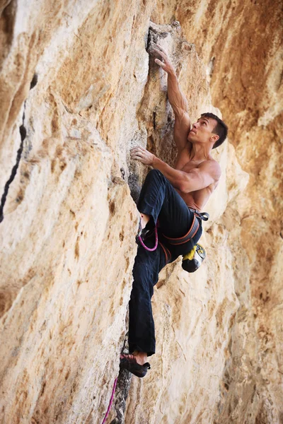 Alpinista de rocha em uma cara de um precipício — Fotografia de Stock