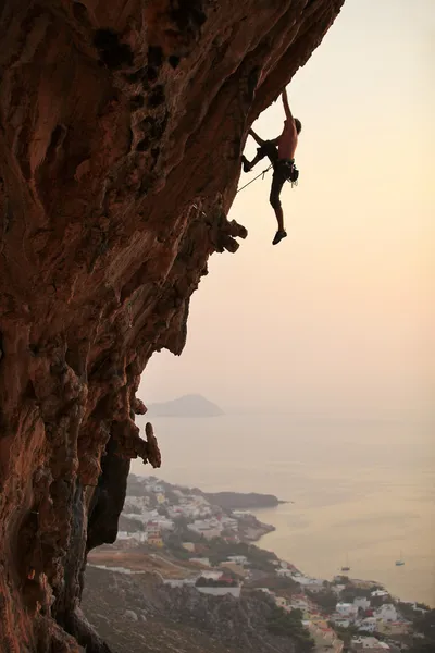 Rock climber at sunset, Kalymnos Island, Grécia Fotos De Bancos De Imagens