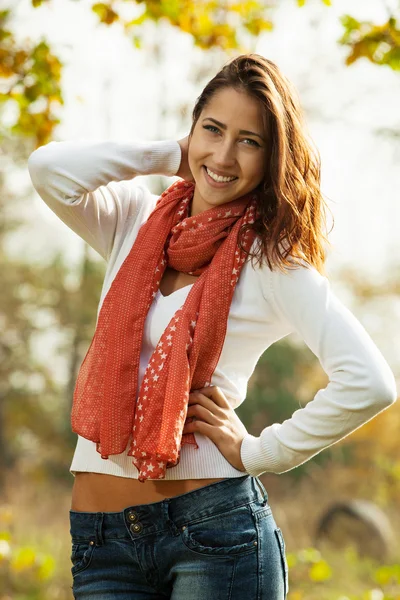 Sonriente joven al aire libre en un día soleado de otoño —  Fotos de Stock