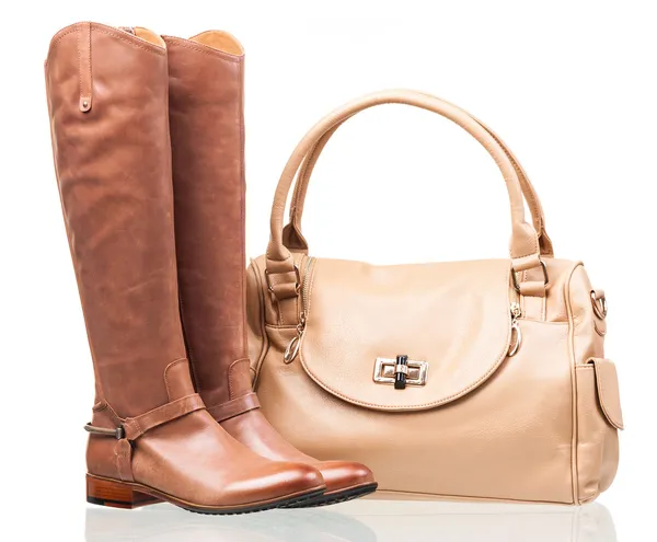 Botas altas para las mujeres y bolso de cuero sobre blanco — Foto de Stock