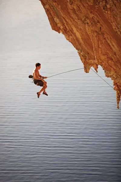 Escalador de roca cayendo de un acantilado mientras conduce la escalada — Foto de Stock