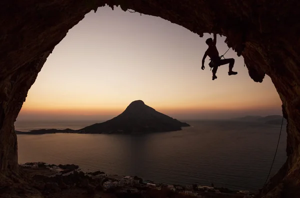 bir dağcı günbatımında silüeti. Kalimnos adası, Yunanistan.