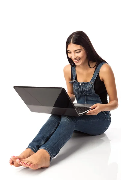 年轻漂亮的女人和一台笔记本电脑 — 图库照片