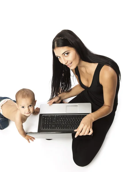 Ung vacker kvinna och liten pojke över vita. kvinnan håller en laptop. — Stockfoto