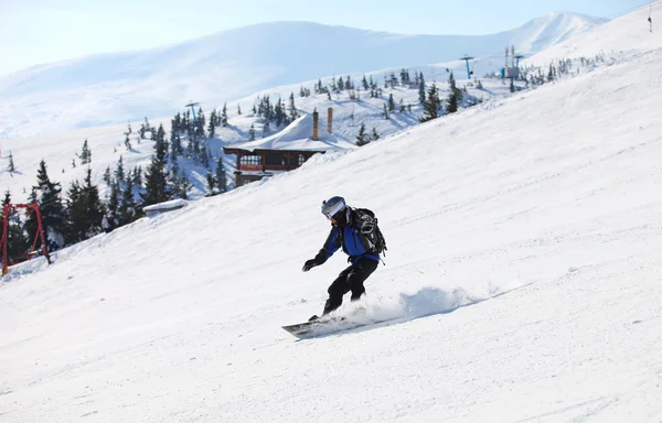 Snowboarder em uma encosta de montanha — Fotografia de Stock
