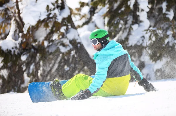 Snowboarder descansando em uma encosta — Fotografia de Stock