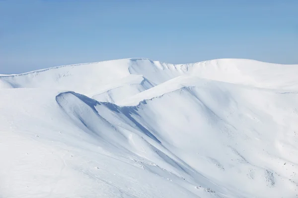 Pendientes de montañas cubiertas de nieve — Foto de Stock