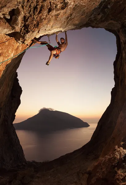 Horolezec při západu slunce. ostrov Kalymnos, Řecko. Royalty Free Stock Fotografie