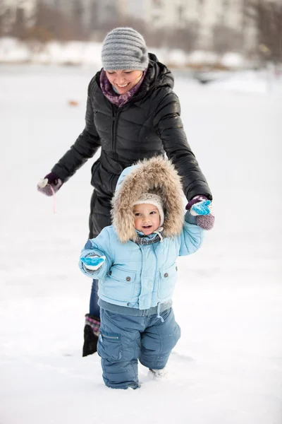 Pequeño niño y su mamá se divierten en un día de invierno —  Fotos de Stock