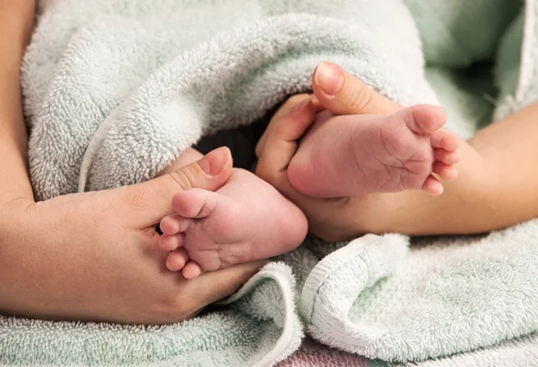 Mãe segurando os pés do recém-nascido — Fotografia de Stock