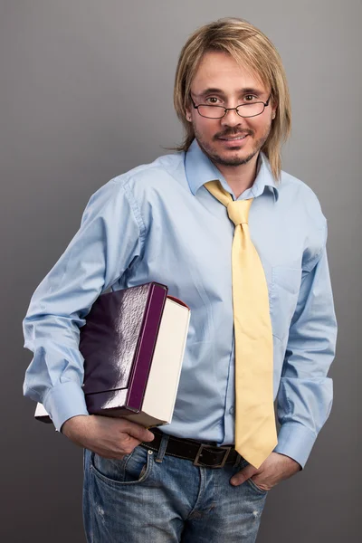 Porträt eines gutaussehenden jungen Mannes mit Mappe und Buch — Stockfoto