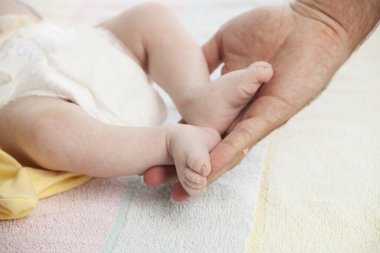Yeni doğmuş bir bebek dokunmadan babanın el