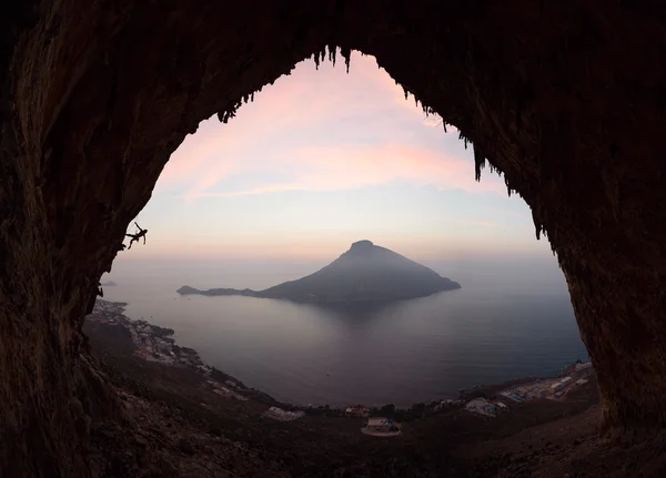 바위 산악인의 실루엣 — 스톡 사진