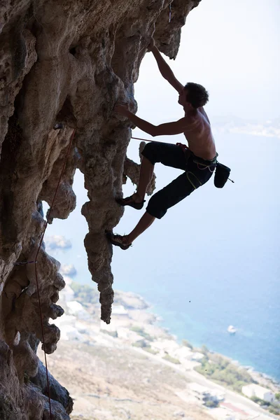 Rock klimmer op een klif, eiland kalymnos, Griekenland — Stockfoto