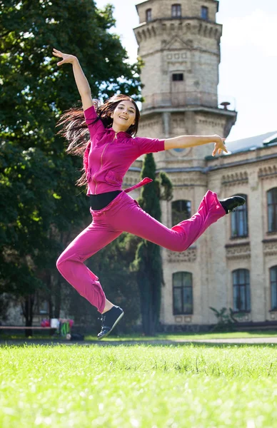 Vrouw sprong in een park — Stockfoto