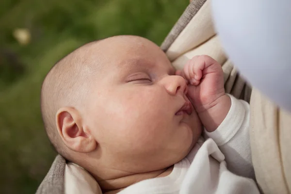 Fiatal nő a szoptatás a baba a szabadban — Stock Fotó