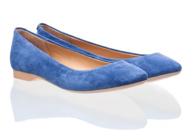 İki kadın süet ayakkabı beyaz üzerinde