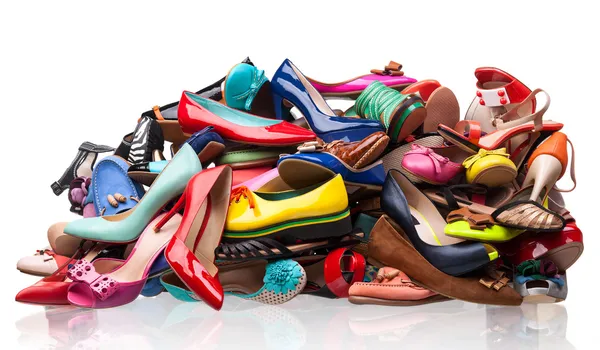 Pilha de vários sapatos femininos sobre branco — Fotografia de Stock