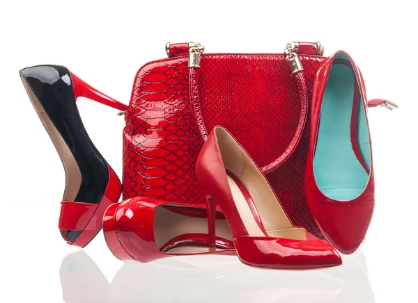 Zapatos y bolso rojo de las mujeres de la manera sobre blanco —  Fotos de Stock