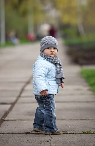 Portret uroczego chłopca na świeżym powietrzu — Zdjęcie stockowe