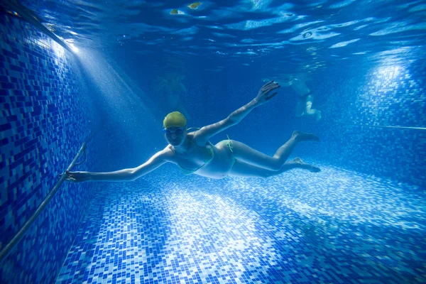 Молода вагітна жінка під водою в басейні — стокове фото