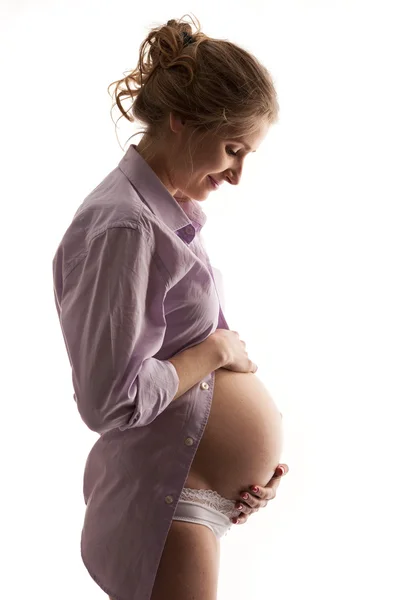 Jonge zwangere vrouw op witte achtergrond — Stockfoto