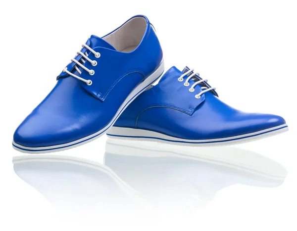Zapatos masculinos azules sobre blanco — Foto de Stock