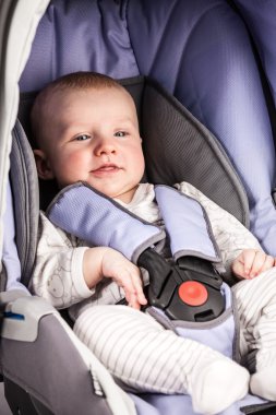 Çocuk Oto Koltuğu koltukta giyen sevimli küçük çocuk