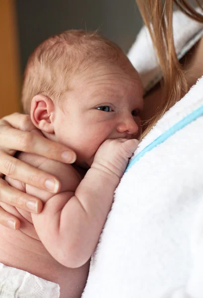 Pasgeboren babyjongen in de armen van moeder — Stockfoto