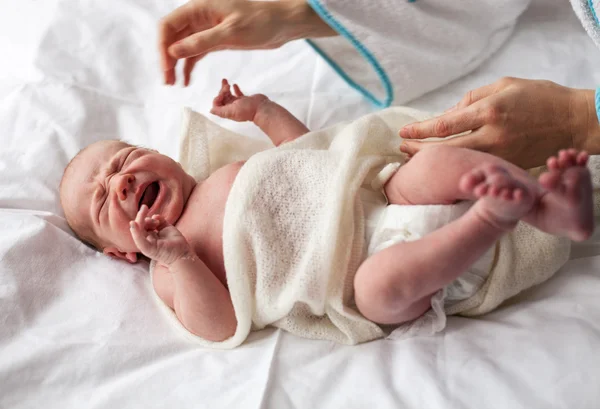 Close-up van pasgeboren baby huilen — Stockfoto