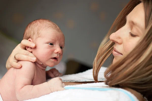 Mãe e seu menino recém-nascido — Fotografia de Stock