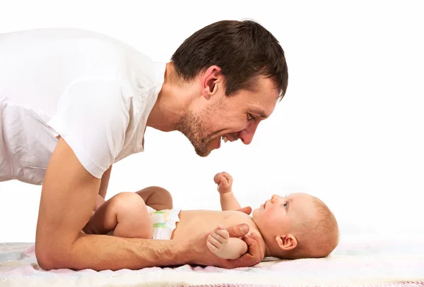 Joven caucásico padre jugando con bebé hijo — Foto de Stock