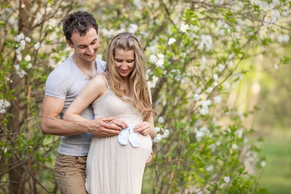 Unga gravida par utomhus under våren — Stockfoto